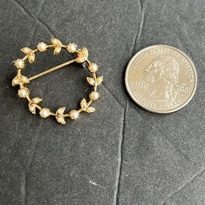 Vintage Costume Jewelry Pin  Good Condition